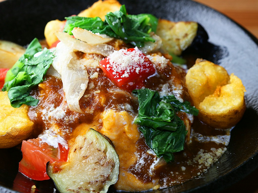 豚の旨みと卵のフワフワ感が評判の『えばらハーブ豚のキーマカレーオムライス』