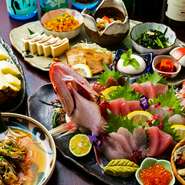 県外のゲストをもてなすのにぴったりな、小鉢でさまざまな料理が楽しめる『沖縄セット』をはじめ、『近海魚の姿造り』『旬の郷土料理』『季節のフルーツ』は事前予約が必要。予約の際に気軽に尋ねてみてください。