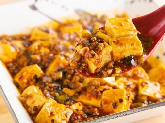独自にスパイスをアレンジした自家製ラー油が決め手。ちょい辛風味が肉の旨味を引き立てる『麻婆豆腐』