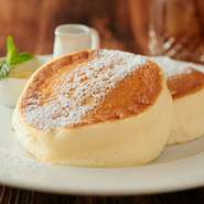 渋谷で大人気の【バンクス】の『シルキーパンケーキ』が赤坂に上陸！ふわふわパンケーキの先駆け的存在がここでは存分に楽しめます。分厚くてトロっとした食感がたまりません。
