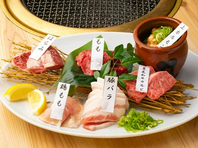 その日一押しの部位が一皿に凝縮した『つなぐファームの盛り合わせ（2～3人前）』で食べ比べを楽しむ