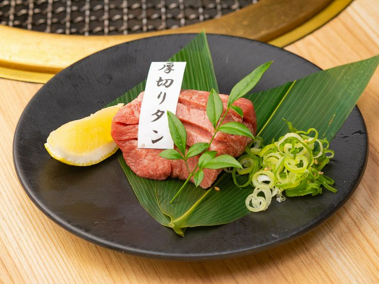肉汁たっぷり、ジューシーな焼き上がりに驚嘆する『極上厚切りタン』は目からうろこの一品
