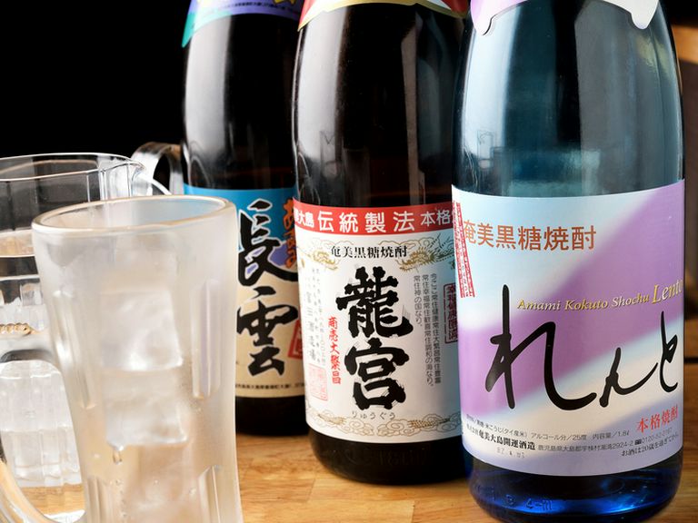 奄美大島の黒糖焼酎『れんと』など肉のおいしさを引き立てるお酒