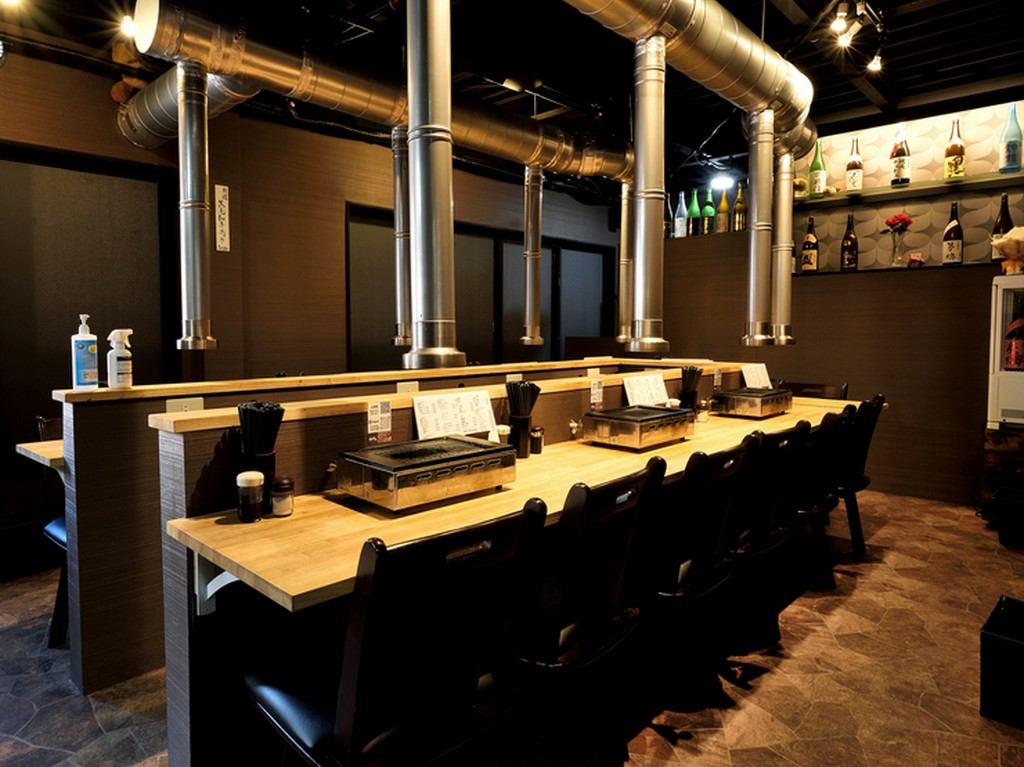 カウンター16席のみのアットホームな空間