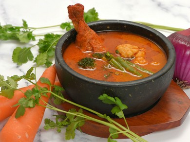 辛いスープがご飯に合う!『石鍋スープカレー』