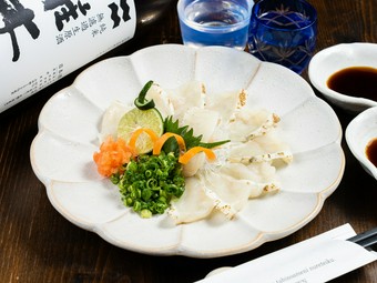 ぷりぷりの食感『萩産真河豚のたたき』