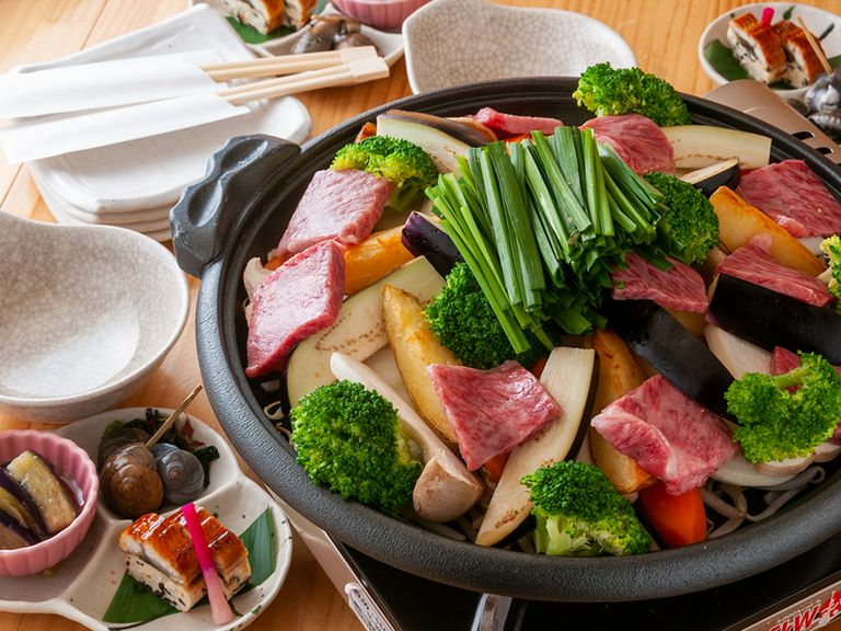 コース料理で人気の『土佐和牛陶板焼き　2名様〜』(料金は1人前)