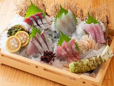 鮮魚が並べられた贅沢な『刺身5種盛り』
