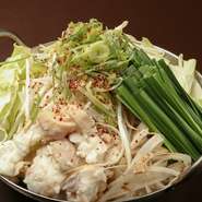 お店手づくりのスープを使用した『塩もつ鍋』。国産のもつを一度湯通しし、余計な脂が落ちてさっぱりとした味わいになっています。脂っこくなく、年代問わずおいしくいただけます！