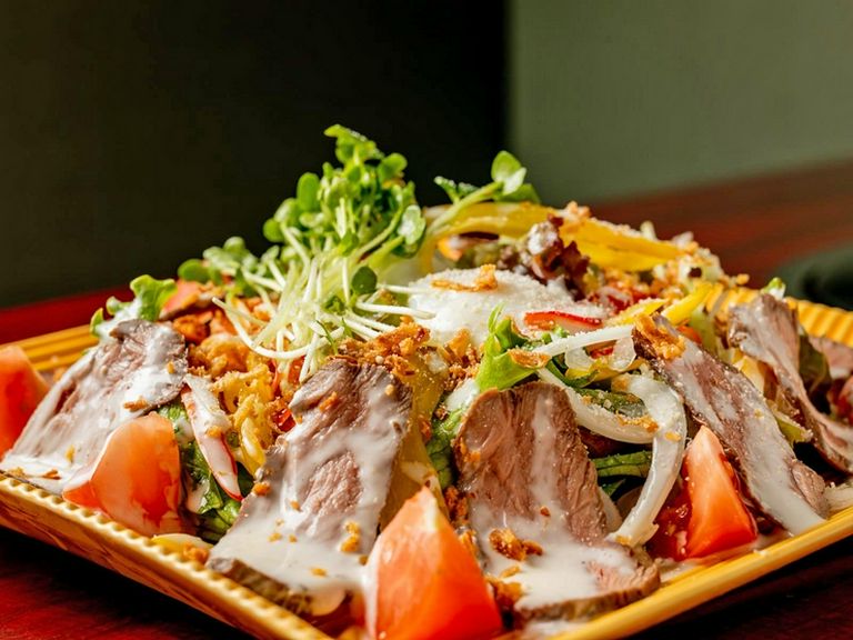 たっぷり乗ったローストビーフが嬉しい『ローストビーフのシーザーサラダ』