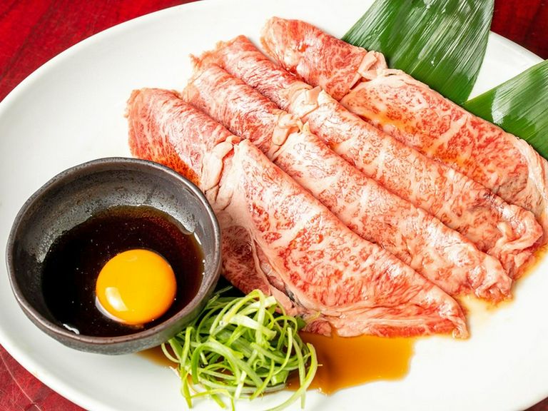 口に放り込む贅沢!甘辛いつけダレと肉の旨みが絶妙な『放牧牛焼きすき』