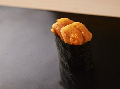 美酒も鮨の傍らに