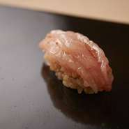 二日寝かせて熟成させた甘エビと、一晩寝かせた昆布から染み出る旨み成分のグルタミン酸がネタをよりおいしくします。甘エビと昆布のコラボレーションに食が進みます。