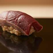 刺身にして漬ける寿司店が多い中、赤身を切らずにサクのまま漬けます。そのため醤油の味がキツくならず、赤身内部は適度に醤油に浸かりまろやかな状態に。赤身と醤油のマリアージュを味わえます。