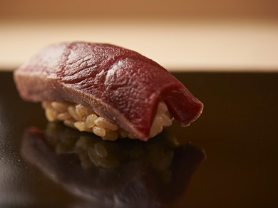 サク漬けだからこその、醤油と赤身のまろやかな味わいが魅力『赤身の漬け』