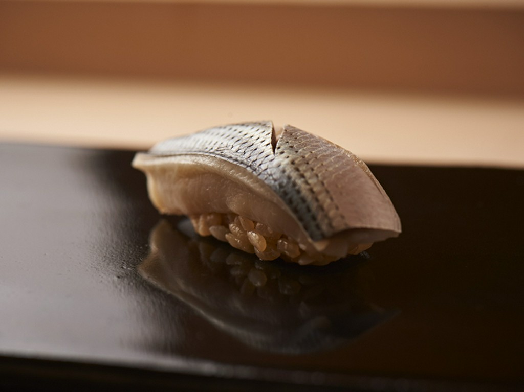 絶妙な味付けにより適度に締まった「小肌」は、店主熟練の技術による賜物