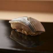 一般に小肌は締めすぎると塩と酢がキツくなり、締めが甘いと臭みが。締めすぎず、締め足らずでもない、絶妙な塩梅の味付けは絶品。光り物は他にも『鰯の磯辺巻き』がオススメ。甘酢に漬けた茗荷の香りが楽しめます。