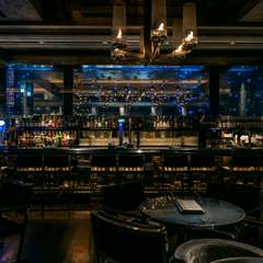 最大300名収容可能。ラグジュアリーな空間で貸切パーティーを