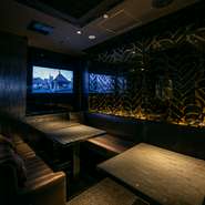店内は、ゆったりと過ごせる大人の空間。記念日や会食には、セキュリティ万全なVIP個室がオススメです。全4室が用意され、全ての部屋にカラオケ完備。10名～25名までの大小パーティーに人気です。