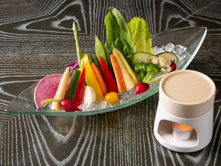 ボリューム満点『厳選野菜のバーニャカウダ 温かいニンニク風味のアンチョビクリームソースで』