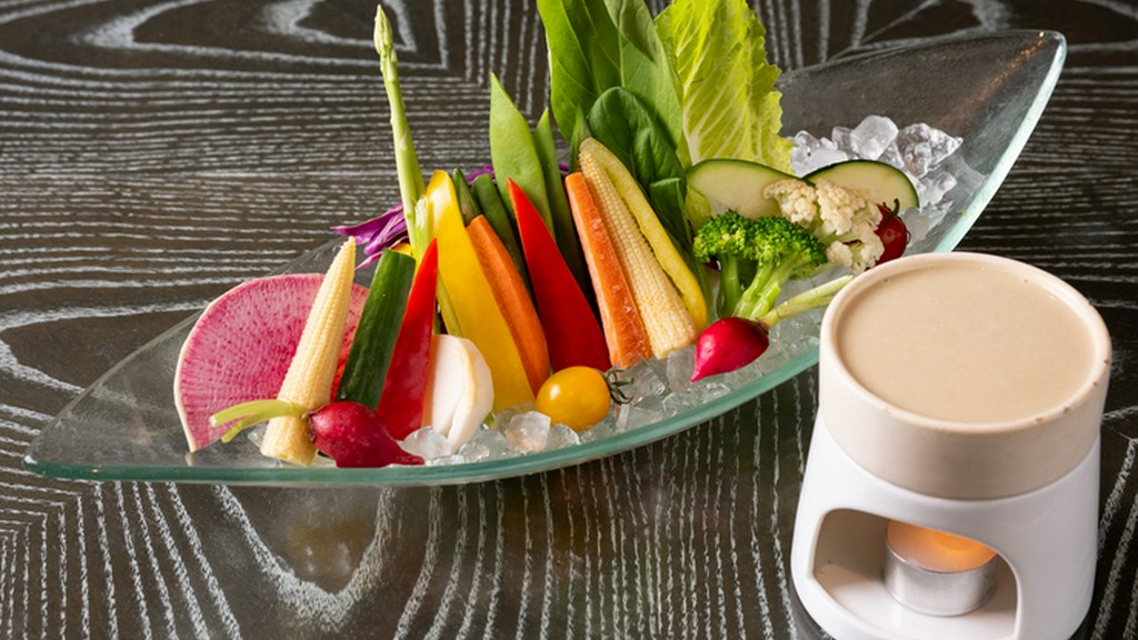 ボリューム満点『厳選野菜のバーニャカウダ 温かいニンニク風味のアンチョビクリームソースで』