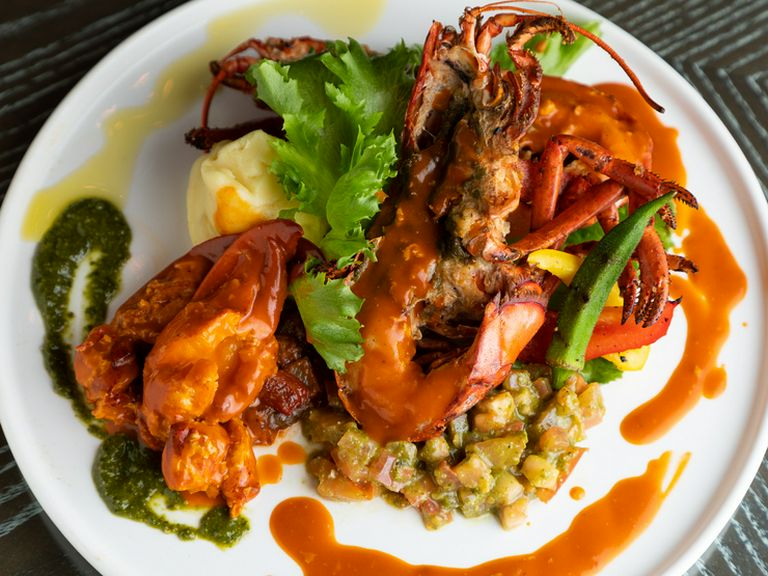 『活オマール海老のポアレ 彩り野菜の炭火焼き添え コニャック風味のアメリケーヌソース』