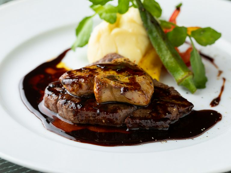 『極上黒毛和牛フィレの炭火焼きと鴨のフォアグラのポワレ 黒トリュフを入れたマデラワインソース』