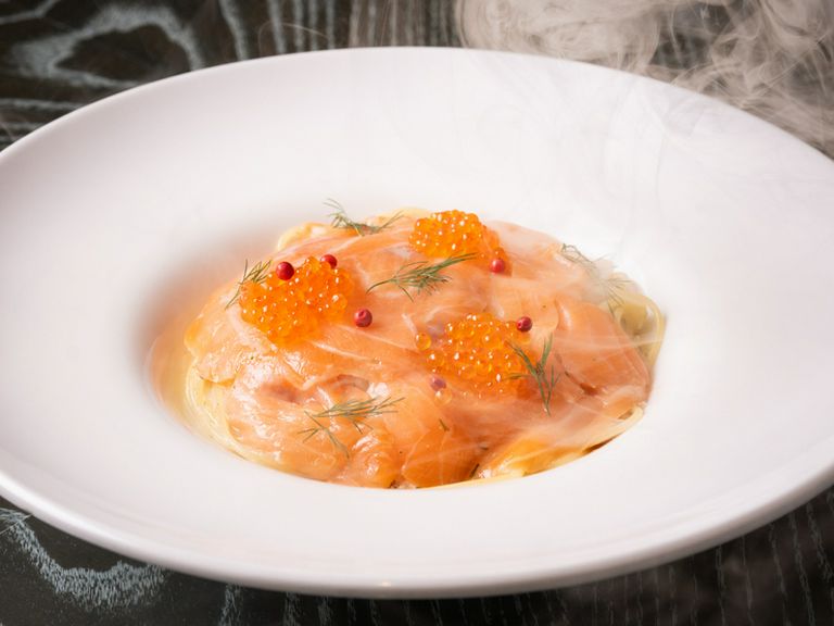 サーモンとハーブの芳醇な香り。ちょっと大人の味わいが魅力『瞬間燻製サーモンとハーブのクリームパスタ』