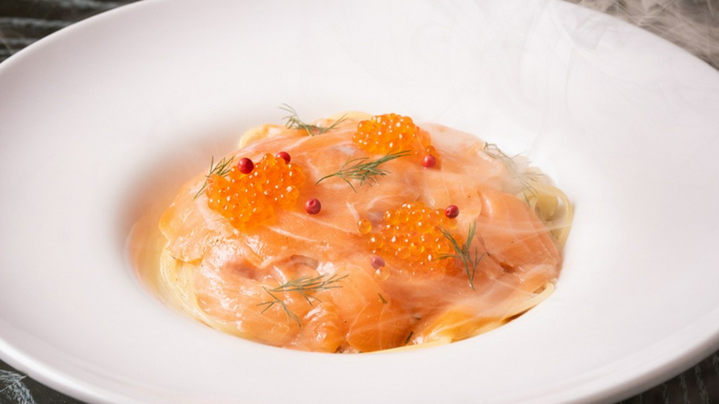 サーモンとハーブの芳醇な香り。ちょっと大人の味わいが魅力『瞬間燻製サーモンとハーブのクリームパスタ』