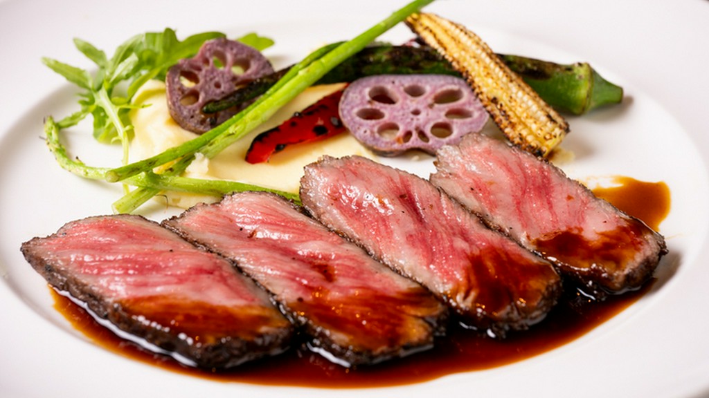 濃厚な風味とジューシーな脂身が特徴。あふれる肉汁がたまらない『極上佐賀牛　サーロインの炭火焼き』