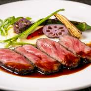 佐賀牛特有の脂の甘みと肉の旨みを存分に楽しめる逸品です。濃厚な風味とジューシーな脂身が特徴。霜降りが多く、あふれる肉汁がたまらない人気の一品です。