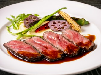 濃厚な風味とジューシーな脂身が特徴。あふれる肉汁がたまらない『極上佐賀牛　サーロインの炭火焼き』