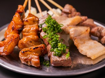 人気のやきとんの中から厳選！日替わりで楽しめる『石見豚やきとん串　5本盛りセット』