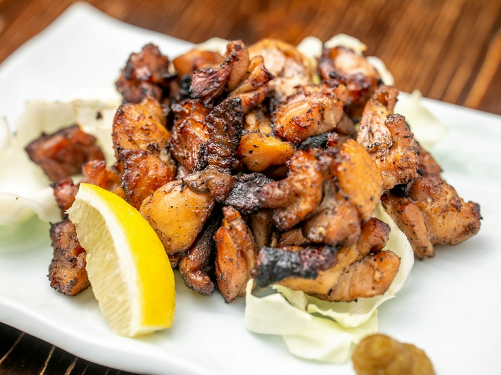 炭火の香りがたまらない『鶏もも炭火焼き』