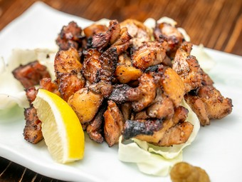 炭火の香りがたまらない『鶏もも炭火焼き』