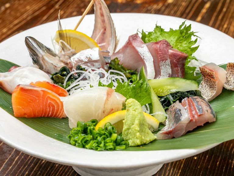 新鮮な魚を贅沢にいただく『お造り盛り合わせ(小)』