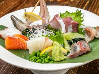 新鮮な魚を贅沢にいただく『お造り盛り合わせ（小）』