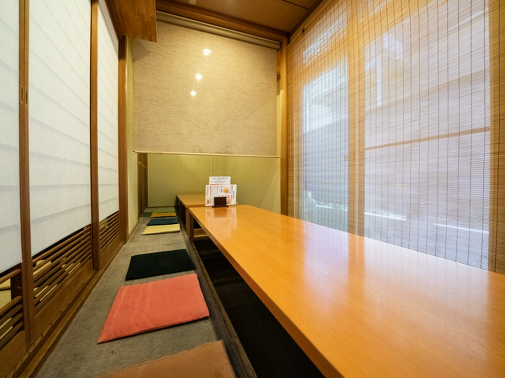 ロールスクリーンの仕切りがあり、人数に合わせて対応可能