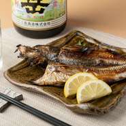 厳選した国産の干物は、熟練の技で“ふわっ”とした食感に焼き上げます。程よく脂が乗った魚にレモンを絞れば、また格別の味わい。種類豊富な日本酒や焼酎と一緒にいただくのがオススメです。