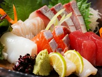 その日に入った新鮮な魚介をいただく『おまかせお造り盛り合わせ』