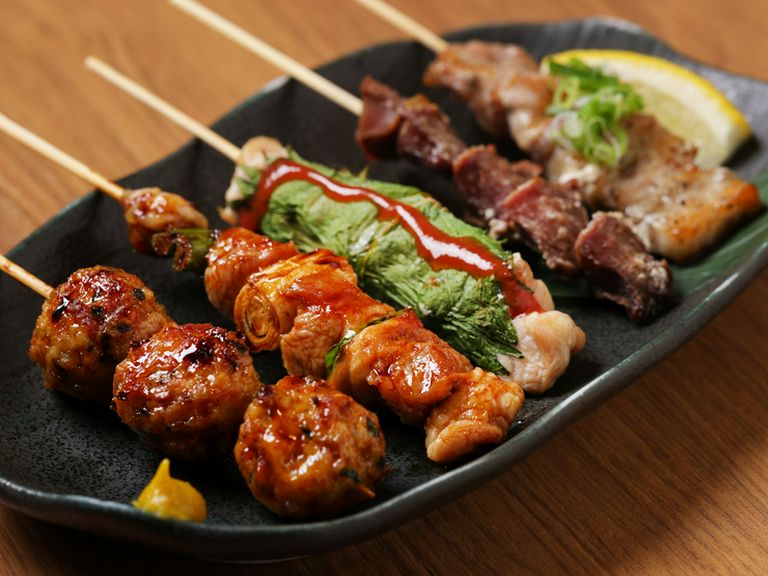 自家製つくね・ねぎま・しそ巻き・すなずり・豚バラの5本が基本の『串焼き盛り合わせ(5本)』