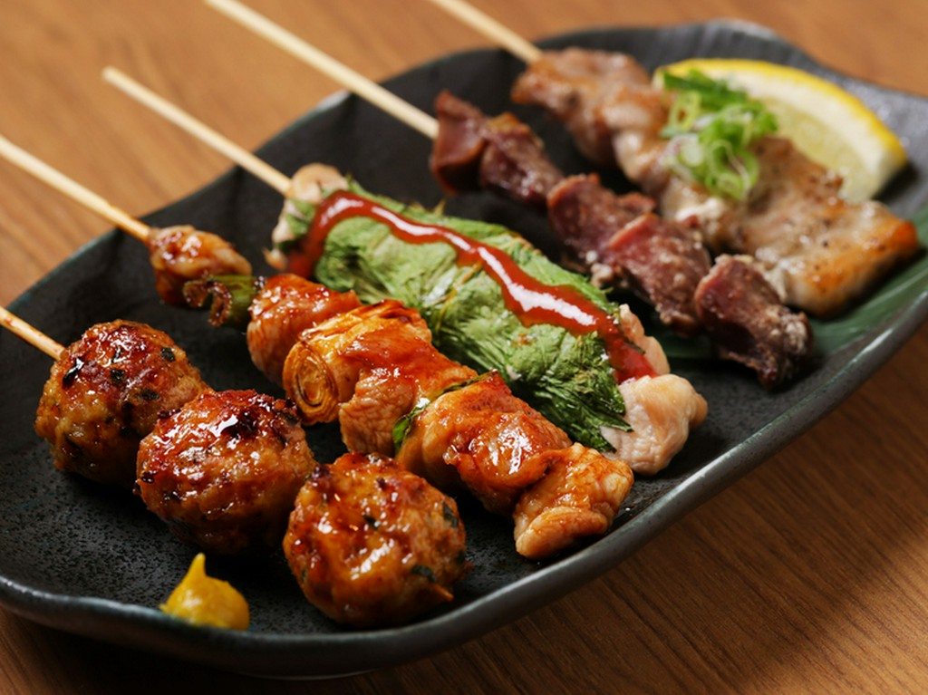 自家製つくね・ねぎま・しそ巻き・すなずり・豚バラの5本が基本の『串焼き盛り合わせ（5本）』