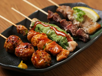 自家製つくね・ねぎま・しそ巻き・すなずり・豚バラの5本が基本の『串焼き盛り合わせ（5本）』