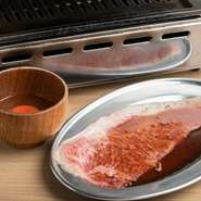 黒毛和牛サーロイン肉を丸ごと豪快に焼きあげ、玉子と絡めていただくお店の名物メニュー。麦とろごはんにのせていただくのもオススメです。