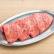 ほどよくサシの入ったロース肉。もともとユッケで使用していた鮮度の良いお肉を使用しており、5秒ほど焼き上げれば食べごろに。肉の旨みを実感できる逸品です。