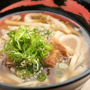だしから丁寧に手づくりした、お店こだわりのうどん。和風だしのやさしい味わいで、お肉をたっぷり満喫した後もおいしくいただけます。