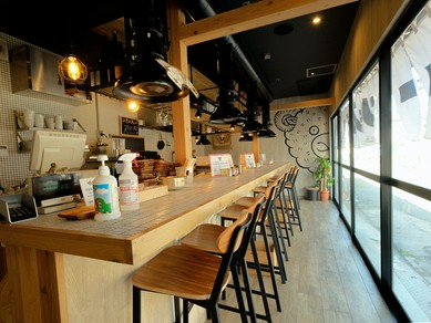 1階はカフェ風のカウンター席