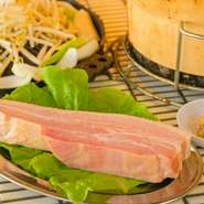 新鮮な豚肉を分厚くカット。その厚さと大きさに驚く人気メニューです。ジンギスカン鍋で豪快に焼くと、SNS映えする一皿になります。女子会にオススメです！