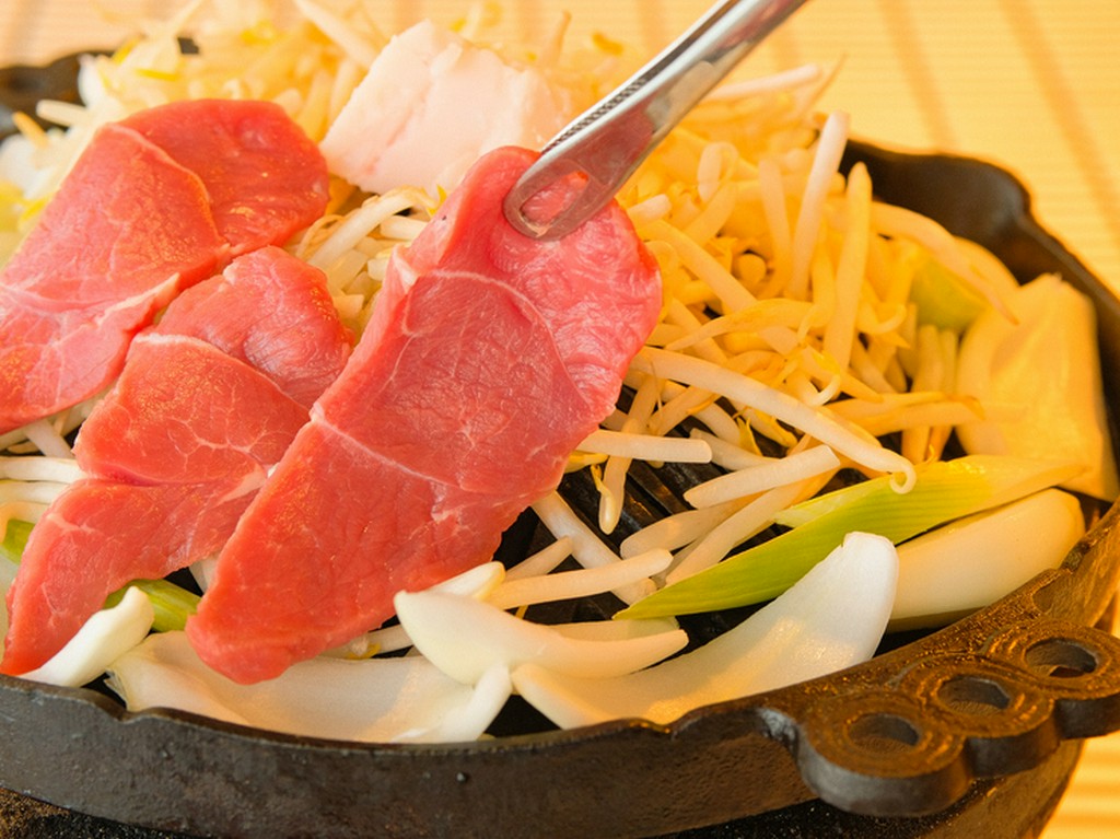 厳選したラム肉を、目の前の七輪で香ばしく焼く