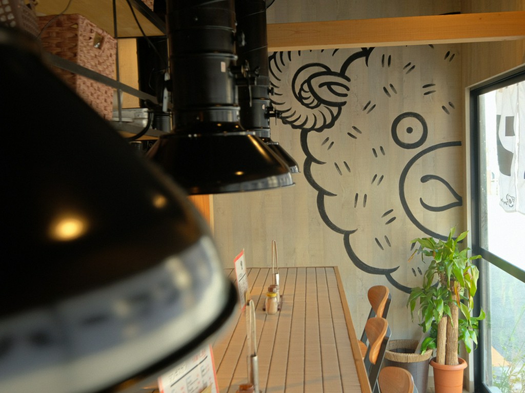 壁に大きく描かれた、可愛い羊のイラストがお出迎え